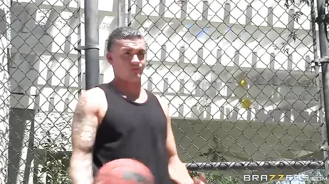 Se pone a jugar al baloncesto con la mujer del vecino: menudo cuerpazo que tiene ... !!