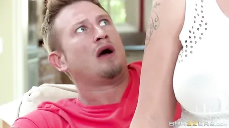 Mamá no nos deja ver el partido, ella siempre tiene que llamar la atención