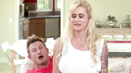 Mamá no nos deja ver el partido, ella siempre tiene que llamar la atención