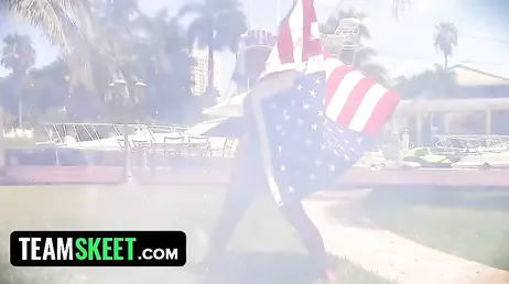 Una de las primeras escenas porno XXX de Kelsi Monroe para Team Skeet