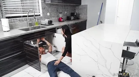 Mamá se folla en la cocina al fontanero, el joven no sabe ni que decir ..