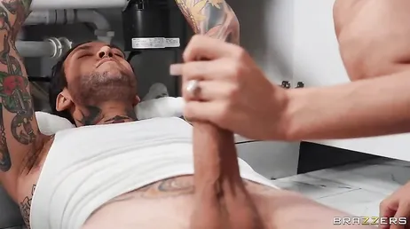 Mamá se folla en la cocina al fontanero, el joven no sabe ni que decir ..