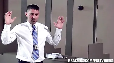 No solo soy detenido sino que además se folla el cabrón a mi mujer !!