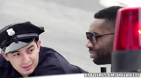 No solo soy detenido sino que además se folla el cabrón a mi mujer !!