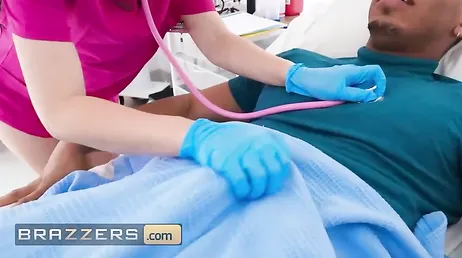 No me lo puedo creer, pero que coño hace la enfermera con el paciente negro?