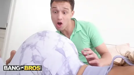 El jovencito no sabe muy bien que hacer con una mamá así de cachonda