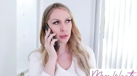 La verdad es que uno ve a mamá limpiar la casa marcando ese tremendo culo ...