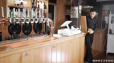 Mamá abre las piernas para que ese joven camarero la penetre el coño