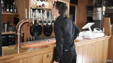 Mamá abre las piernas para que ese joven camarero la penetre el coño