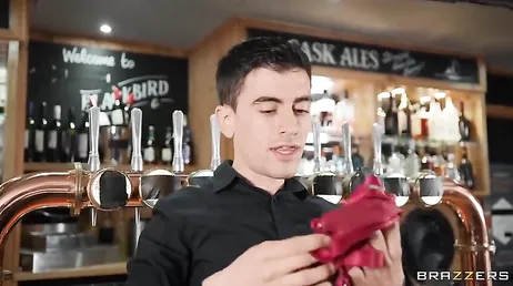 Mamá abre las piernas para que ese joven camarero la penetre el coño