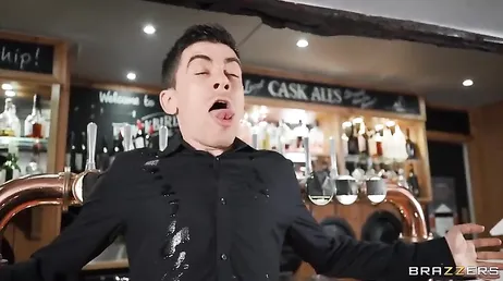 Mamá abre las piernas para que ese joven camarero la penetre el coño