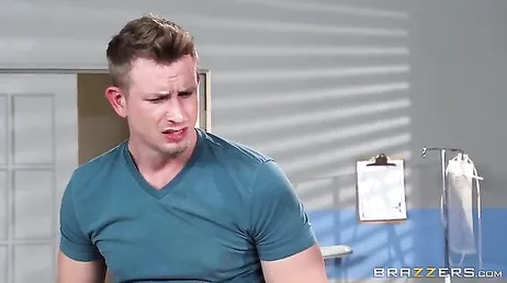 La doctora acaba abierta de piernas, el paciente le hace un mete y saca !!