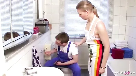 Ama de casa alemana no deja de tontear con el fontanero para follárselo !!