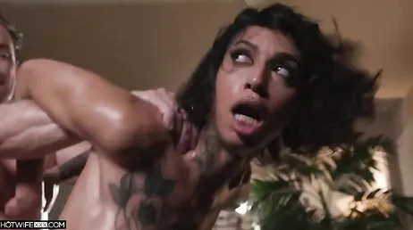 Mamá divorciada vuelve a tener sexo con un hombre más joven que ella