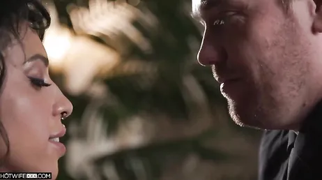 Mamá divorciada vuelve a tener sexo con un hombre más joven que ella