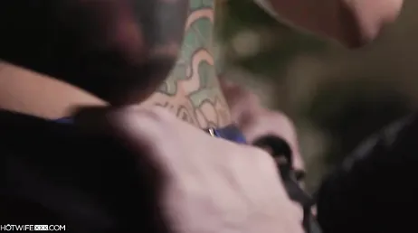 Mamá divorciada vuelve a tener sexo con un hombre más joven que ella