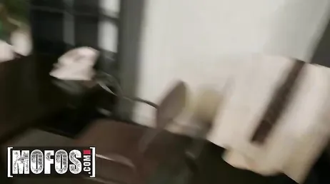 Mirar lo que tiene entre las piernas la joven becaria de mi padre .., madre mía !!