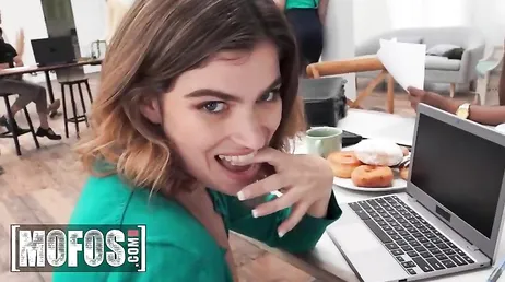 Pero querida Nicole Rae, que coño haces follándotelo en tu puesto de trabajo?