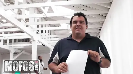 Pero querida Nicole Rae, que coño haces follándotelo en tu puesto de trabajo?