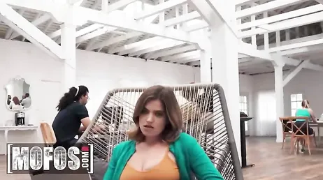 Pero querida Nicole Rae, que coño haces follándotelo en tu puesto de trabajo?