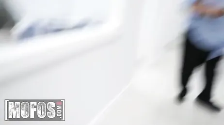 Mi compañera viene a mi puesto de trabajo, me enseña las tetas y me quiere follar