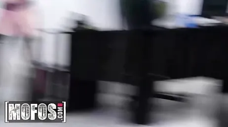 Pero que coño hace la hija de mi jefe desnuda en mi puto despacho?