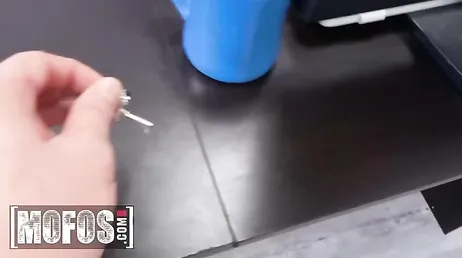 Pero que coño hace la hija de mi jefe desnuda en mi puto despacho?