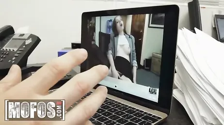 Tremendo encontronazo sexual XXX con mi nueva secretaria australiana ... !!