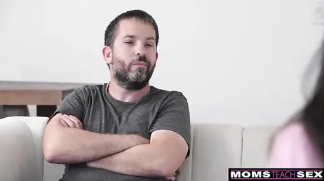 Parece que a mi hijo le gustan las tetas de mi mujer, normal, está para follarla !!