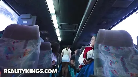 Un chico al que acabo de conocer me la mete en el autobus, menuda polla tiene