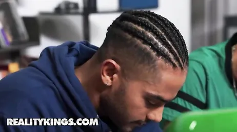 Joder con la bibliotecaria, menuda follada le mete a ese muchacho