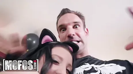 La fiesta de disfraces promete mucho, mirar como está la morena de rica