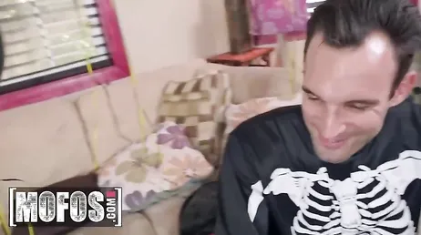 La fiesta de disfraces promete mucho, mirar como está la morena de rica