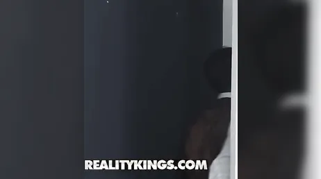 Que le estás metiendo a mi hija en la boca? eres un puto cerdo !!