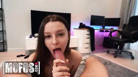 La rusa parece un poco vergonzosa pero de eso nada de nada amigos ...