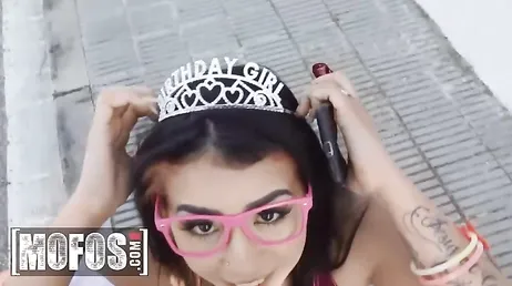 La venezolana acaba follando en la calle con el gran Jordi El Niño Polla