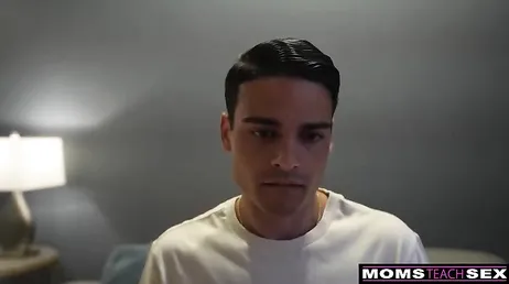 Mamá parece que aún no tiene sueño, viene a mi habitación para follarme