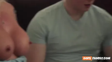 Dos mamás comparten la polla de un jovencito como dos buenas amigas ...