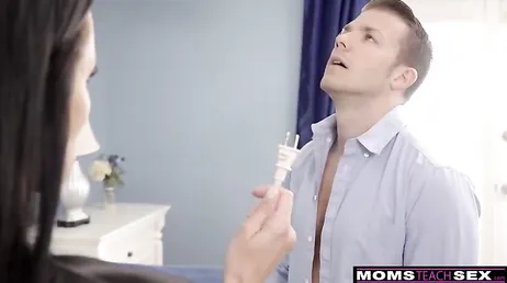 No me mires así hijo, me vas a decir si te gustan o no te gustan mis tetas?