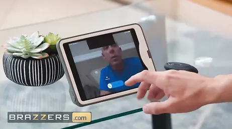 Meu padrasto vai tentar me estuprar por trás a qualquer minuto, ele é um porco!!