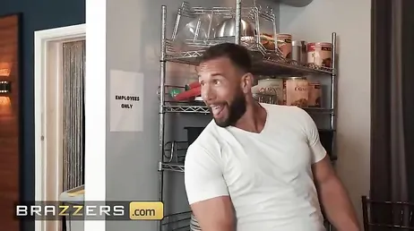 Ella follándose al camarero y el marido esperando en la mesa, que puta !!