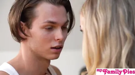 L'amica di mia sorella ha una vera figa, mi scopa ogni pomeriggio...!!