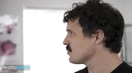 Quien no le querría comer el culo a una enfermera madura como Reagan Foxx?