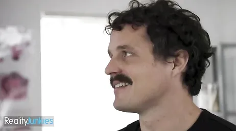 Quien no le querría comer el culo a una enfermera madura como Reagan Foxx?