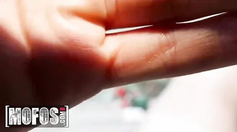 Mirar a mi hermana, la están dando por el culo y está tan contenta joder ...