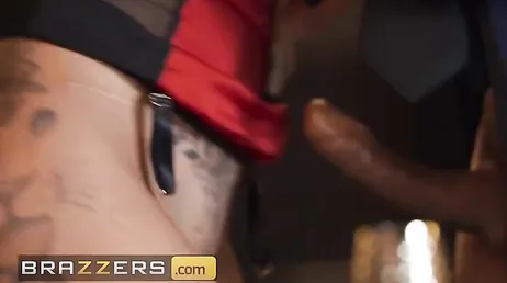 A mi hijastra le gustan mucho los hombres con las pollas gordas y grandes