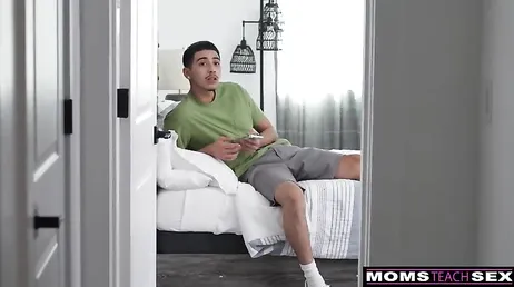 Vamos jovencito, no seas tímido .., mira que coño más rico tiene mi hija ...