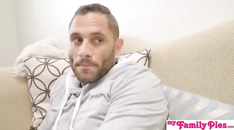 Está tu padre en la cocina joder, como me puedes pedir que te la meta?