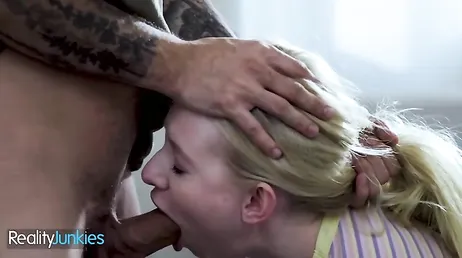 Menudo culo tiene la hija del vecino, además ella lo sabe perfectamente