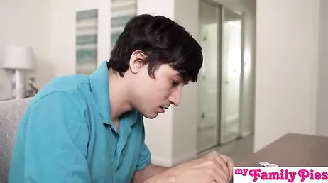 Que boquete incrível ela me faz, e além disso, olha só o contorno da buceta dela no short...